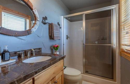 MAJESTIC VIEWS FAMILY LODGE with Large Deck - Photo 30