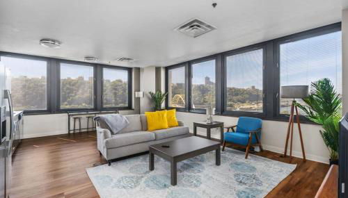 Sleek 2BR Downtown Retreat with Gym - Foto 2