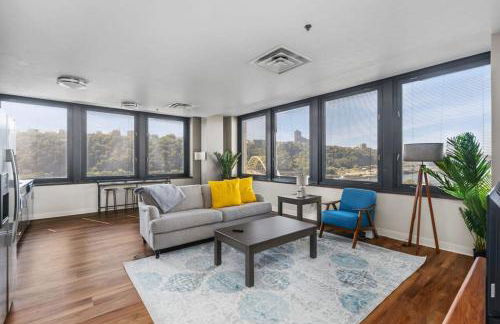 Sleek 2BR Downtown Retreat with Gym - Foto 2