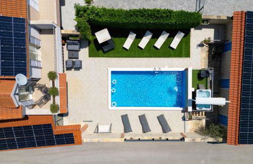 Villa Vision with Heated Pool & Jacuzzi in Sestanovac - Foto 7