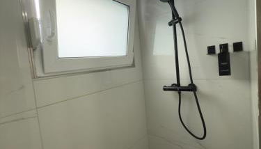 All In - Foto 2, Shower