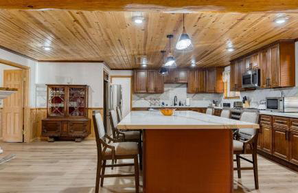 Pinetree Place by Avantstay Group Cabin w/ Hot Tub Minutes to the Lake - Photo 24
