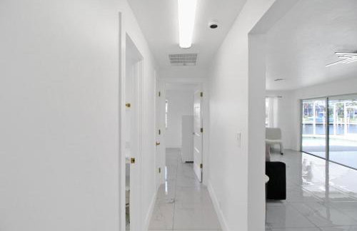 Chic & modern canal-front retreat with private pool - Azure Tides - Photo 56