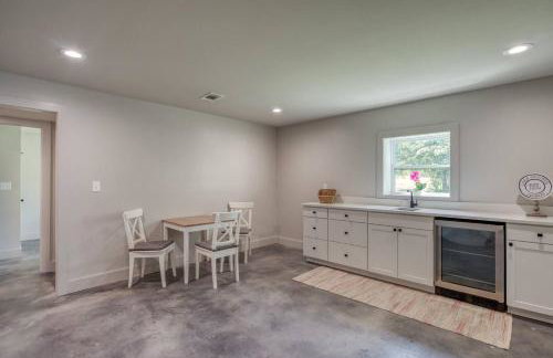 6BR Lakefront Private Dock & Bonfire Sleeps 12 - Foto 24