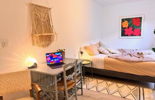 Maison Langevin 2-Bedroom House with Cozy Garden & Patio - Photo 26