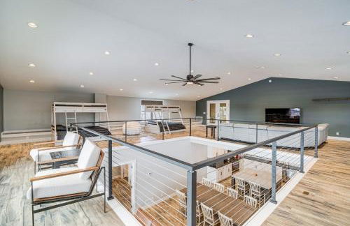 Patio and Fishing Pond! Modern Barndominium Near KC - Foto 7