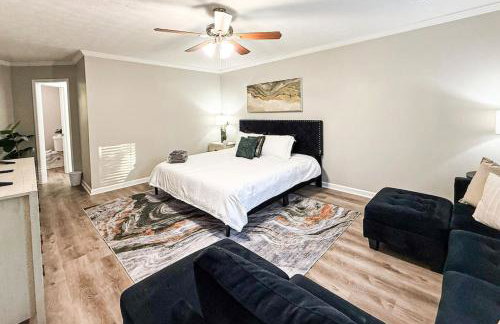 King Bed! Soaking tub! Fenced Yard w Screen Patio - Foto 34