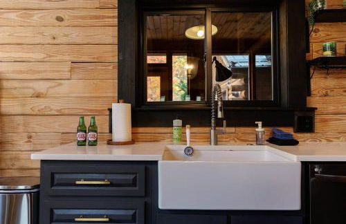 Arch Fun Cabin - Modern Cabin with Hot Tub, Games & Views - Foto 20