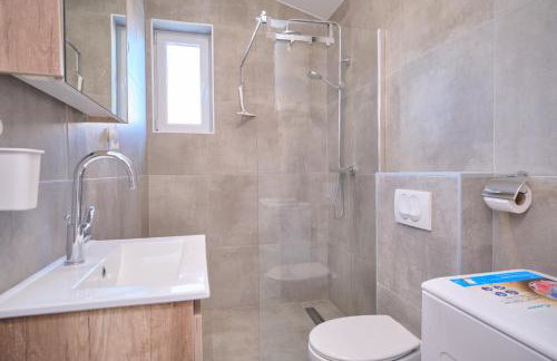 Queen's Lodge Mastrinka by Litto - Photo 76