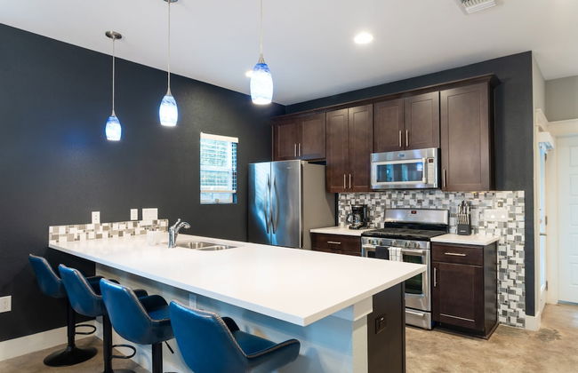 Upstay - East Austin Home w Yard Games Fire Pit - Photo 10