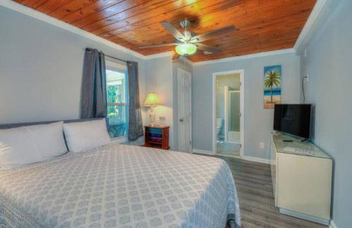 Beach Lovin/sleeps 10/2 blocks to beach/pets ok - Foto 3