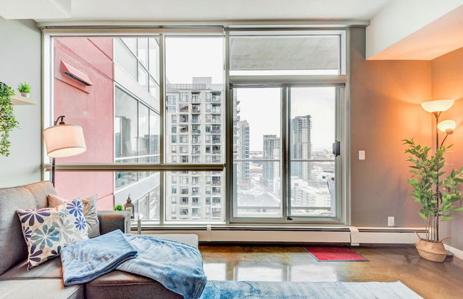 Downtown Condo w Incredible Views and BBQ - Photo 11