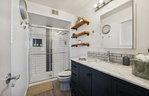 Vacation House! 6BR, FREE Heated Pool, Arcade & Hot Tub - Photo 40