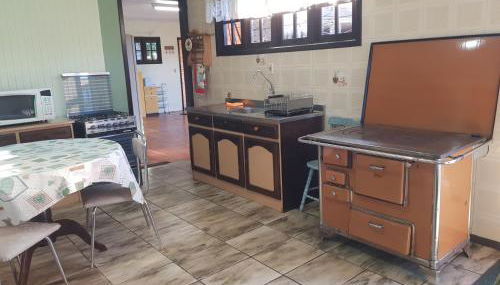 CASA COMPLETA, CENTRO, 4 Qtos, Wi-Fi, 130m quadrados, 4 Camas Casal, Churrasqueira e Apetrechos, Vasto Quintal e Varanda nos Fundos, 2 Banheiros, 9 Pessoas, Área Frontal, Garagem Coberta, Estacionamento Interno 2 Carros, Fogão a Lenha - Foto 5