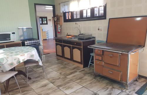 CASA COMPLETA, CENTRO, 4 Qtos, Wi-Fi, 130m quadrados, 4 Camas Casal, Churrasqueira e Apetrechos, Vasto Quintal e Varanda nos Fundos, 2 Banheiros, 9 Pessoas, Área Frontal, Garagem Coberta, Estacionamento Interno 2 Carros, Fogão a Lenha - Foto 5