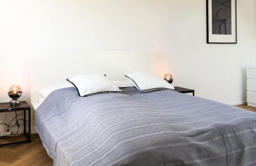 2 BR Loft - LUXUS - MODERN - PARKPLÄTZE - KAFFEE - NETFLIX - WEINBERGBLICK - KÜCHE - BALKON - Foto 24