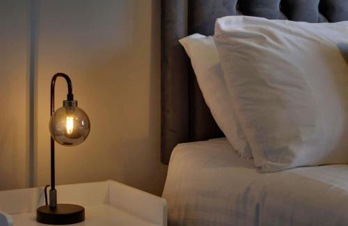 Superb 3 bed house, homely comforts close to supermarkets, with private parking on gated premise - Photo 11