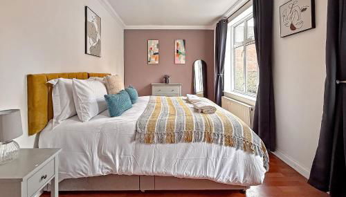 Stylish Town Centre Apartment, ALLOCATED FREE PARKING SPACE, RICKMANSWORTH HIGH STREET, Modern Decor, Juliet Balcony, Walking Distance to Rickmansworth Station Metropolitan Line - Foto 2