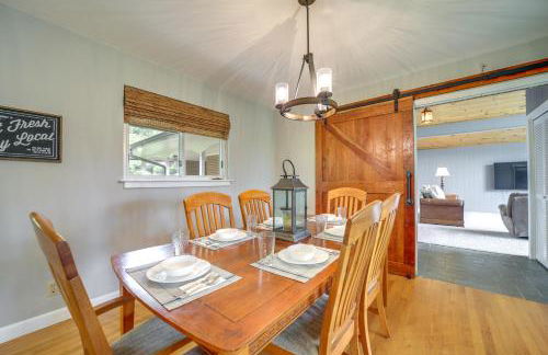 Centrally Located Brevard Home with Deck and Fire Pit! - Foto 10