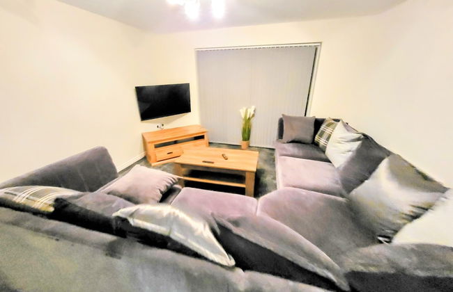 Large Modern House with Parking - Photo 58