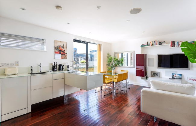 RAI - Modern Tower Hill Penthouse - Photo 12