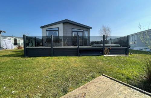 Indulgence Lakeside Lodge i3 with hot tub, private fishing peg situated at Tattershall Lakes Country Park - Foto 35