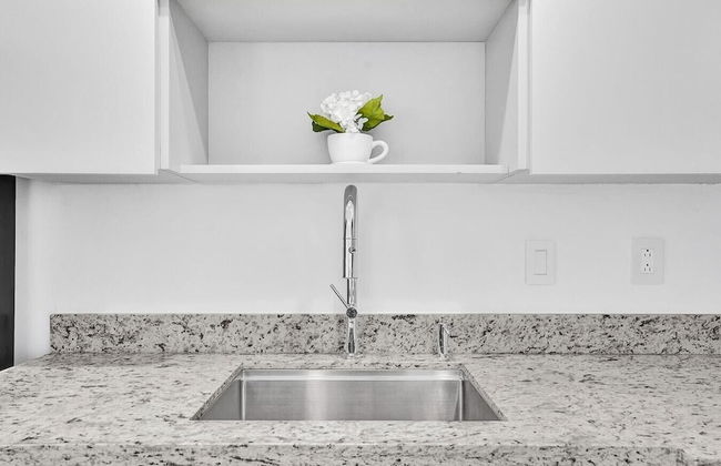 Modern Hallandale Apt w/ Backyard Near Beach - Foto 29