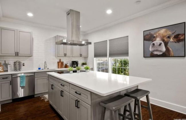 Experience Serenity in a 4BR 3BA Downtown Home - Foto 11