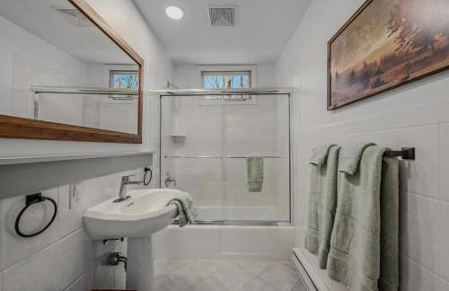 Ma-ple Haven --Wifi, Fireplace, Deck, Fire Pit, Family Friendly, Game Room, Pool Access - Foto 25