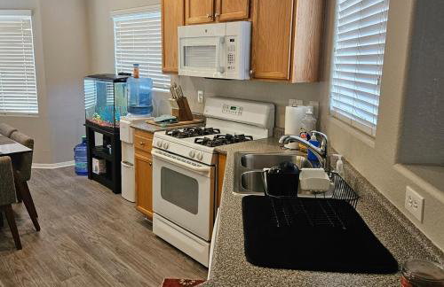 This cute 3 bedroom 2 and half bath is cozy - Photo 7