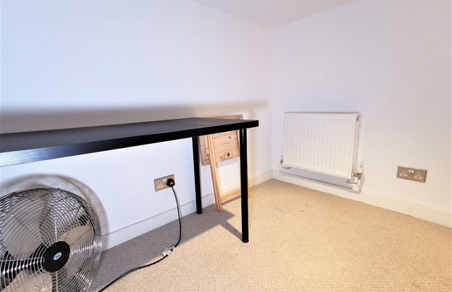 Spacious Double Room with en-suite - 2b - Photo 7
