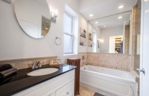 Elegant and Chic 2Bed 2Bath steps from the lake! - Foto 18