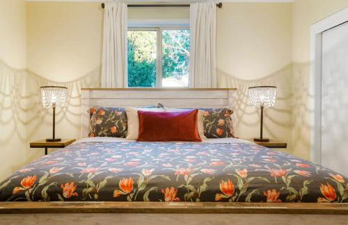 One of a Kind Home with HOT TUB Pool Table and Fire Pit 4 Miles to DT - Foto 25