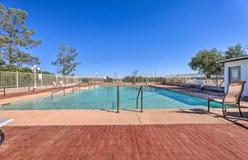 Cozy and Relaxing Eloy Apartment with Pool Access - Foto 24