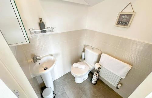 Luxury 4 Bed House - Free Parking - Contractors - Relocators - Foto 25