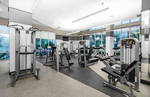 Bright and Airy 2 Bed on Biscayne Blvd with Free Park - Foto 32