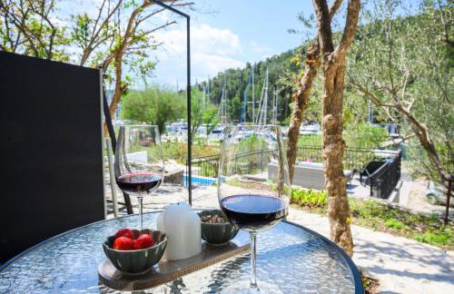 Mila and Jurija Formenti 2 apartments in heart of nautic marina, with heated swimming pool May till October, bikes, Sup, kajak, free parking in our garden - Photo 6