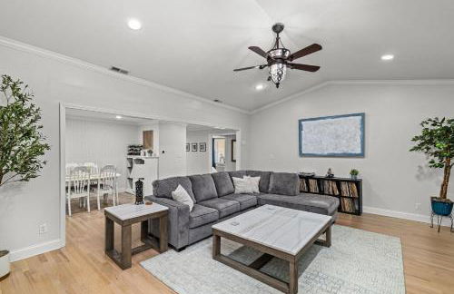 Imperial Porch Haven Cozy Fire Pit Fenced Yard - Foto 15