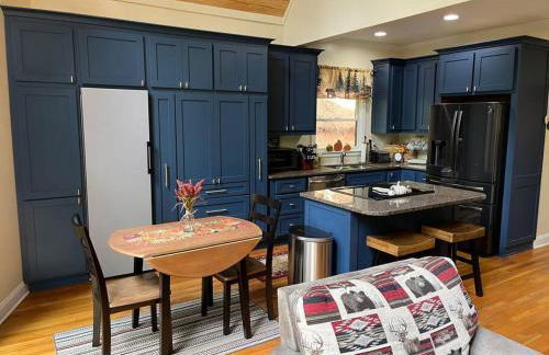 Helen, GA Bear Paw Haus 4 bdrm, sleeps 10, fire pit, pool table, on Golf course - Foto 9