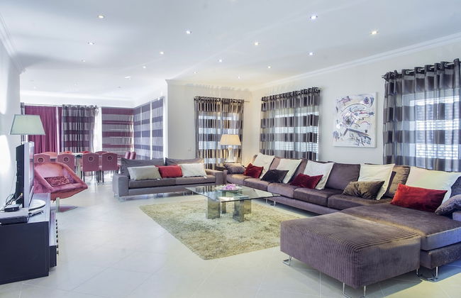 Outstanding Villa Very Well Located Near The Beach - Photo 4