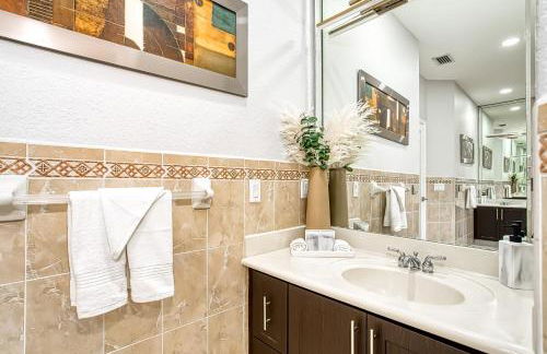 Luxury Tropical Living , 4BR w Backyard Pool Oasis - Foto 25