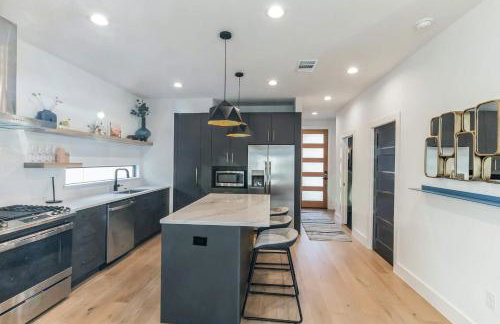 Chic Austin Getaway brand new with rooftop patio - Foto 18