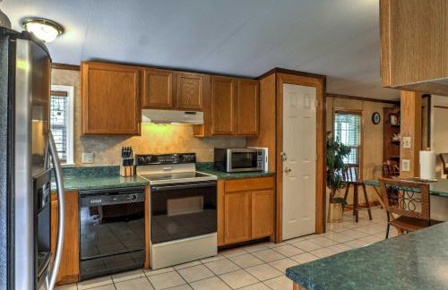 Ooltewah Cabin with Grill, Pool Table and Porch! - Foto 12