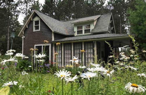 Cabin in the woods with fire pit and porch - Foto 45