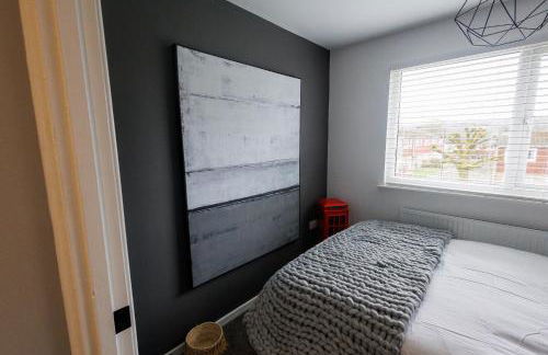 Uber Stylish 3 bedroom home off Road parking near town centre and Bike Park Wales - Photo 8