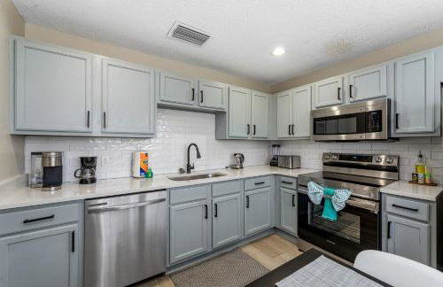 4BR w Heated Pool near Disney & Lake - Sleeps 10 - Foto 9