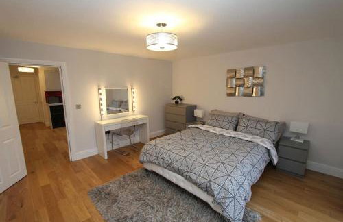 Lovely One Bed Apartment-Near All Transport-Village-FreeParking - Foto 1