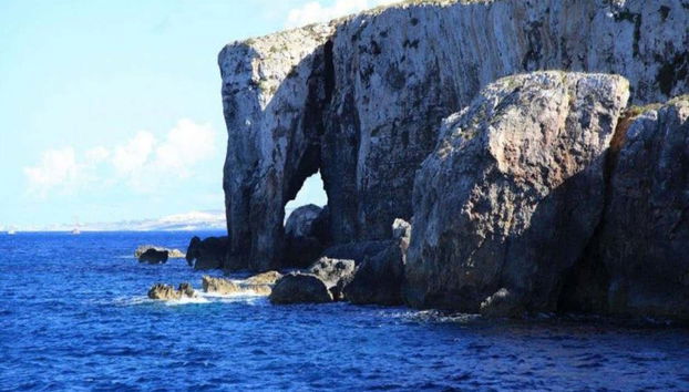 Imponentes formaciones rocosas en la costa de Malta