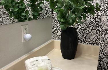 Couples Condo Retreat Overlooking Golf Course - Foto 17