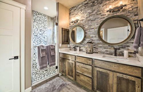 Hot Tub & Ponderosa Views! Luxe Cabin in Lakeside - Foto 17